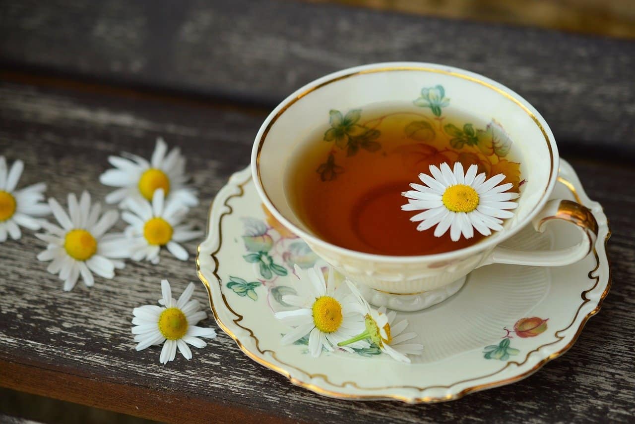 Kiedy warto stosować herbaty ziołowe? Poznaj zastosowania!