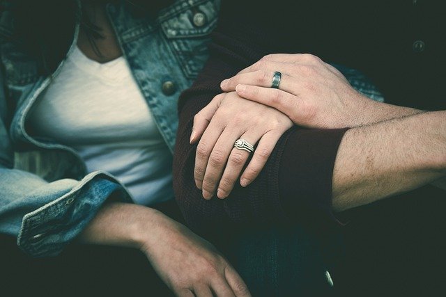5 porad: jak wybrać perfekcyjny pierścionek na zaręczyny?